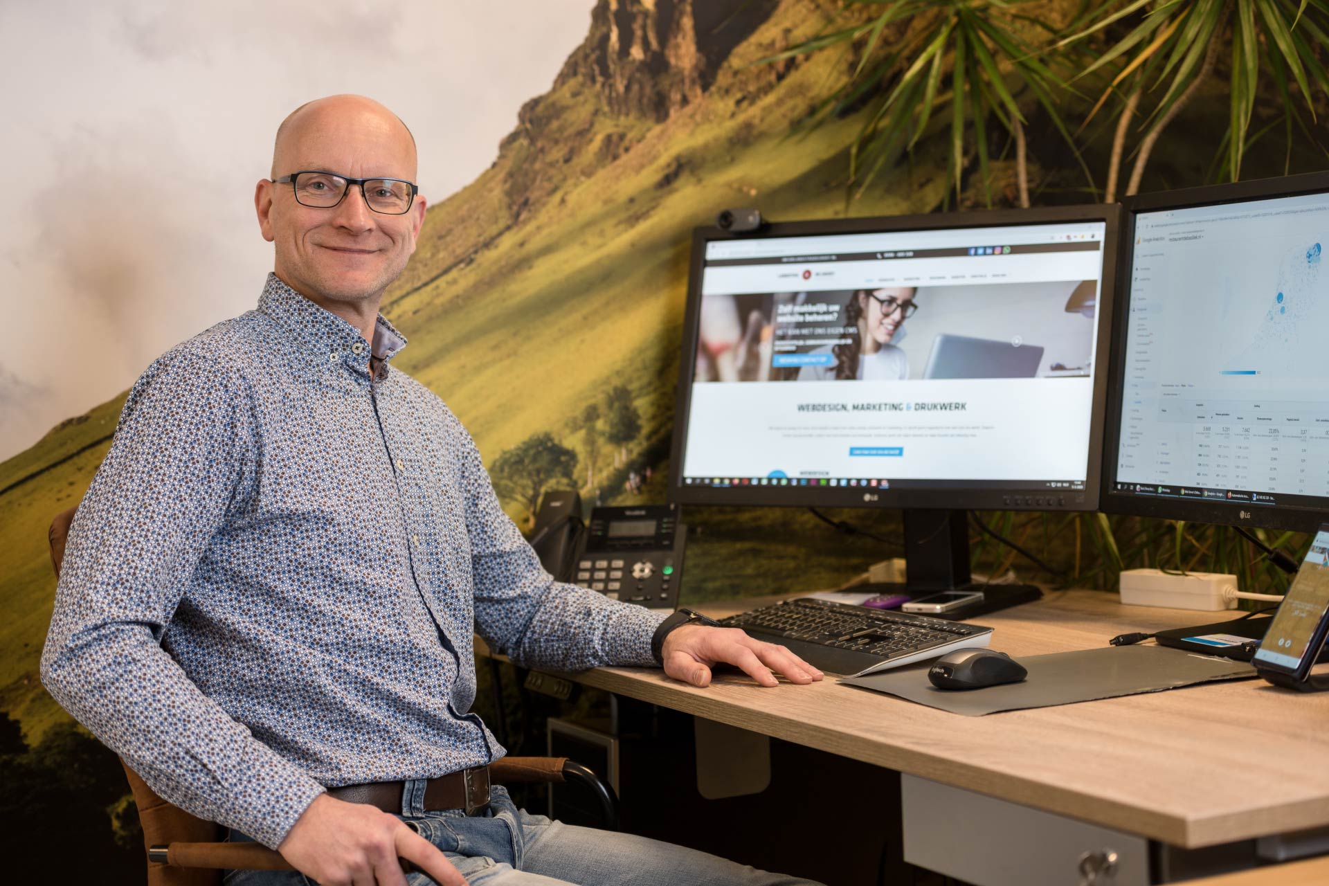 foto van Gert de Groot bij zijn bureau