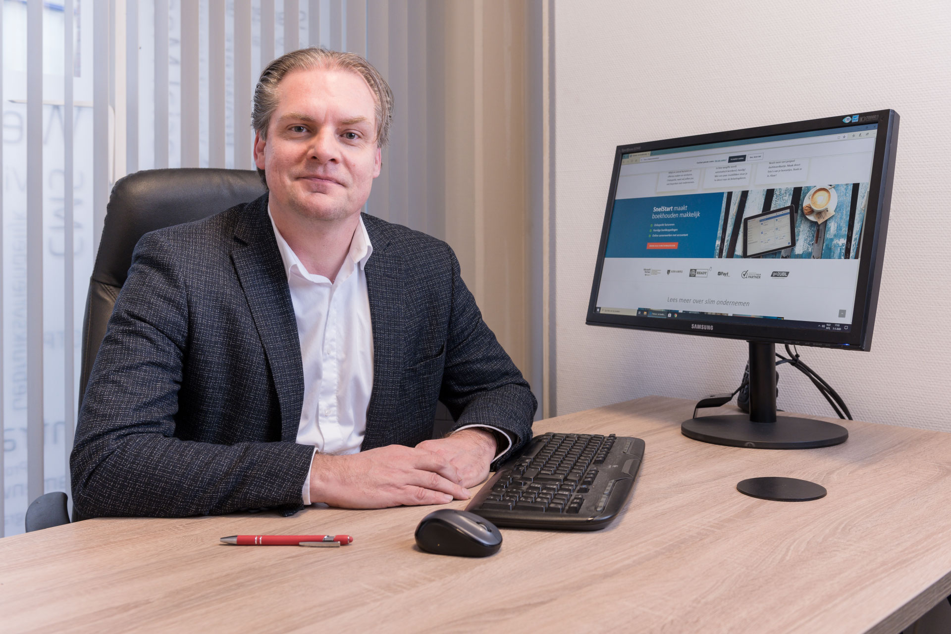 foto van Klaas Landstra bij zijn bureau